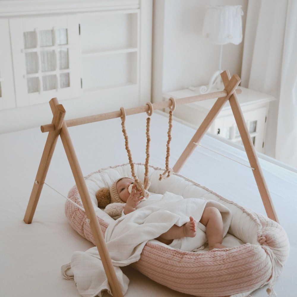Dery Baby Babynest Bebek Yatağı + Ahşap Oyun Alanı Baby Gym + Sallanan Oyuncaklar Dahil