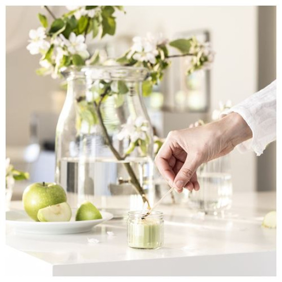 IKEA LÖVSKOGSLUND - bardakta kokulu mum, 12 saat (açık sarı)